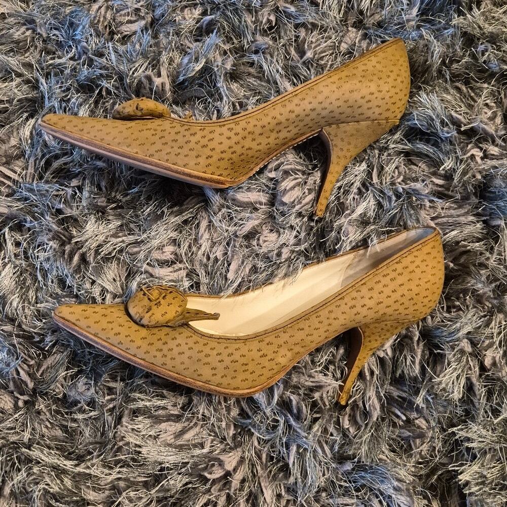 Prada Vintage Ostrich-Embossed Leather Pointed Toe Pumps w/ Rosette Bow – EU 40 - Picture 3 of 9